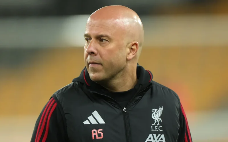 سلوت يدافع عن صلاح ويرفض الاعتراف بوجود أزمة داخل صفوف ليفربول